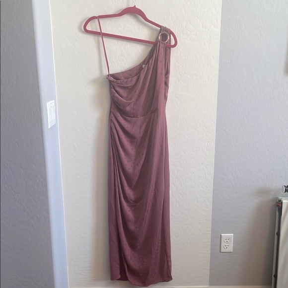 Favorite Daughter Singles Table Dress- 2 - Picture 2 of 8